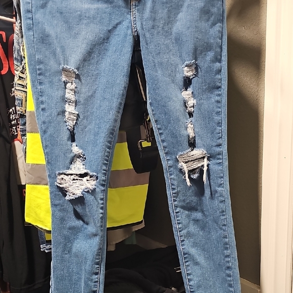 Used Levi's Women's 720 High Rise SUPER skinny Jeans in Distressed Blue - Picture 5 of 11